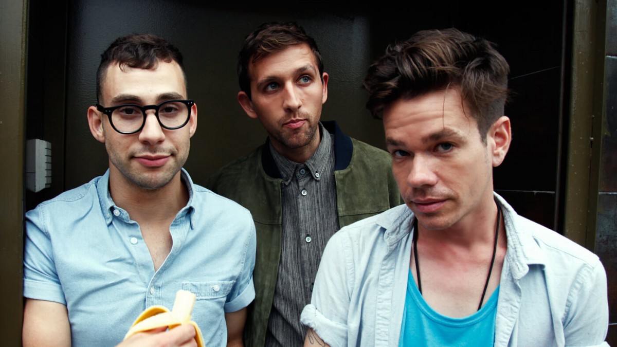 Tiga personil Fun, dalam kostum kemeja warna-warni